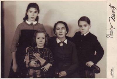 Lela Đorđević sa decom posle rata