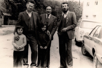 Sa decom, trgovcem i sveštenikom u Boljkovcima oko 1979.