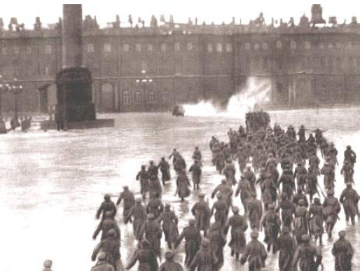 Juriš na Zimski dvorac - prizor iz filma “Oktobar”, 1927.