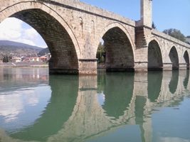 Most je izgrađen 1571. godine. Na kapiji mosta, sa leve strane, ne mermernoj ploči, upisano je ko je i kada podigao most na Drini.