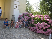 Deca na izvoru istorije, sa cvećem