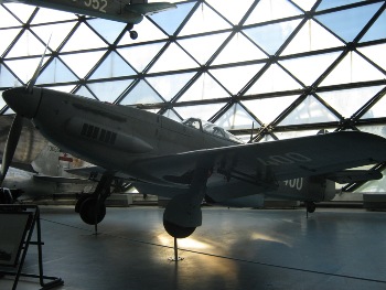 Ikarus S-49 C. Od 1953. do 1961. u sastavu JRV. Lovac-bombarder sa motorom Hispano-Suiza snage 1500 ks. Bio je izložen u Tehničkom muzeju u Zagrebu do 1981. godine, a zatim je razmijenjen za jedan Tandebolt i sada je u stalnoj zbirci muzeja JV. Proizvodio se u fabrici aviona Ikarus, a poslije i u novim pogonima fabrike Soko u Mostaru.