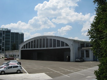 Nekad hangar AEROPUTA, stari aerodrom BEOGRAD na kome se sada nalaze poslovne zgrade, na Novom Beogradu. Vidi link za radio emiisju o AEROPUTU.