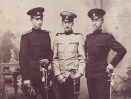 „Za prijateljsku uspomenu na proizvodstvo 2. 8. 1901. Pavle B. Jurišić, Aleksandar Pešić, Spira Harisijadis“