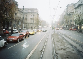 kišna ulica iz tramvaja